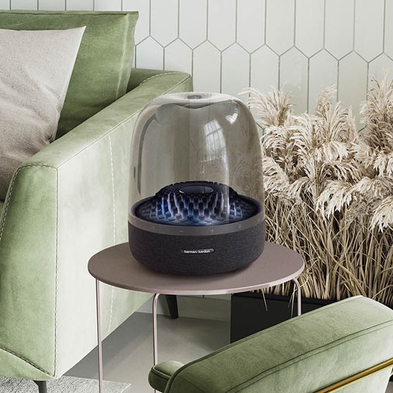 편안한 분위기의 거실 탁자에 하만카돈 스피커가 놓여져 있습니다.