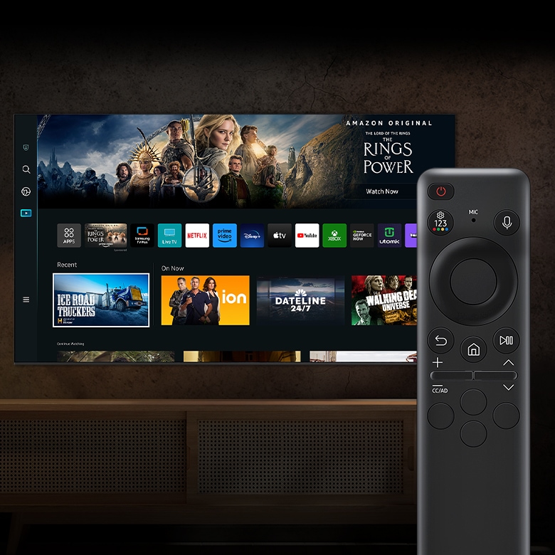 좌측에는 삼성 스마트 TV가 보여지고 있고 우측에는 삼성 리모컨이 보여집니다.