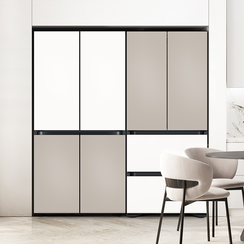 [베이지톤 주방 인테리어컷에 Bésp~óké 냉장고 상칸 에센셜 화이트+하칸 에센셜 베이지 조합 4도어와 김치플러스 상칸 에센셜 베이지+중하칸 에센셜 화이트 조합 4도어가 설치되어 있습니다.]