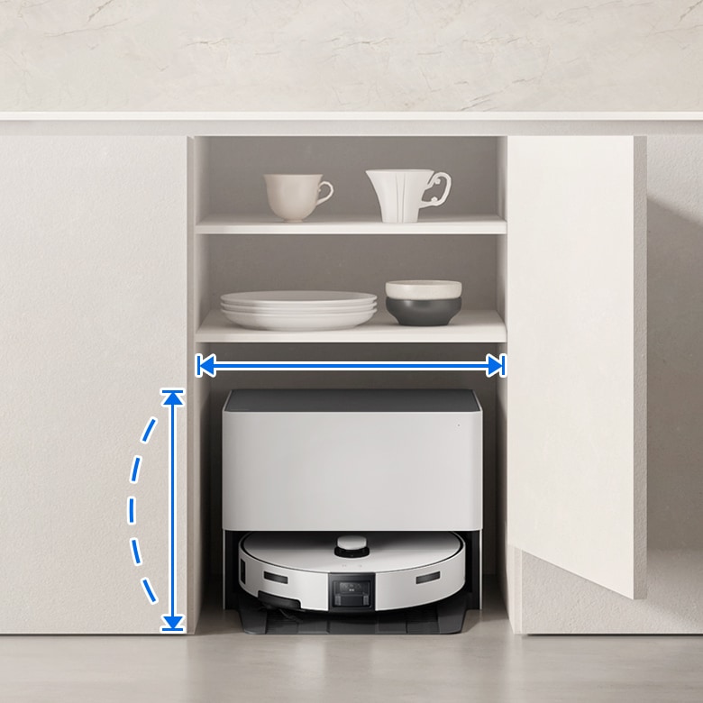 베이지톤 인테리어 주방입니다. 싱크대 하부장이 열린 모습입니다. 하부장 안에 Bespoke AI 스팀 자동 급배수 빌트인이 설치되어 있습니다. 그 위에 선반에는 식기류가 놓여져 있습니다.