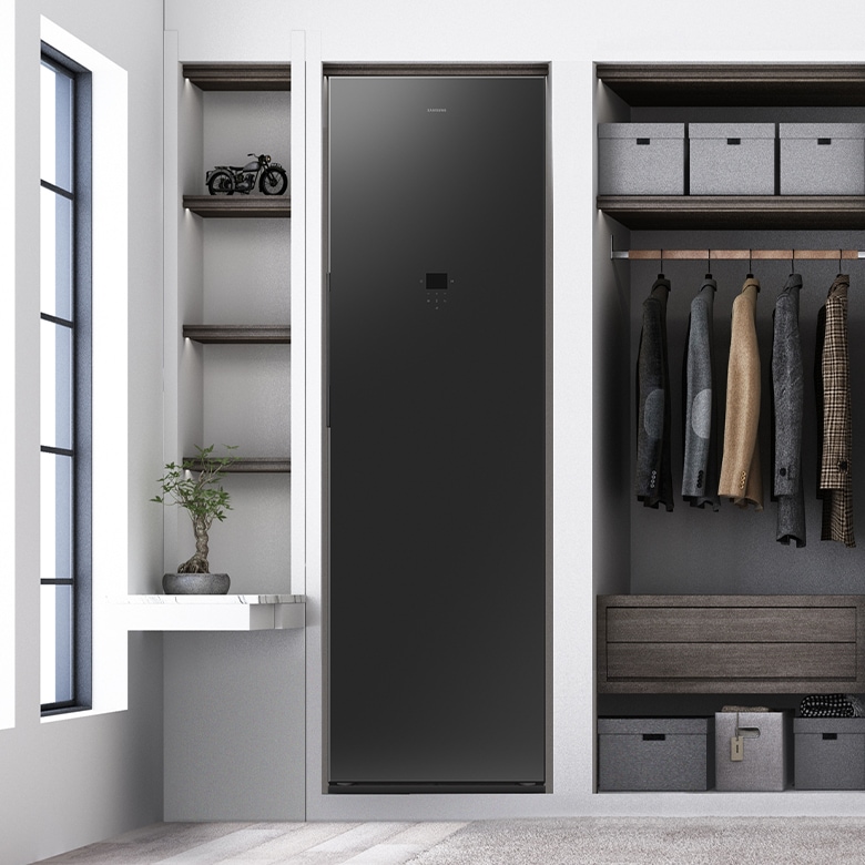 드레스룸 벽면 가구장 에어드레서가 있습니다.