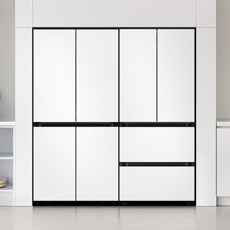 [화이트톤 주방 인테리어컷에 냉장고 상하칸 에센셜 화이트 4도어와 김치플러스 상중하칸 에센셜 화이트 4도어가 설치되어 있습니다.] 