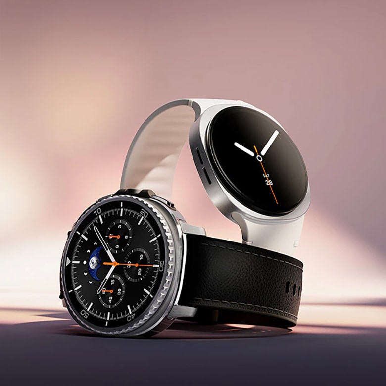 갤럭시 워치 두개가 놓여져 있습니다.