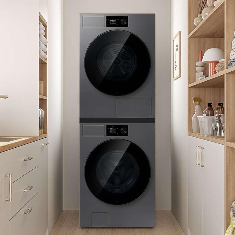 다용도실에 세탁기, 건조기 패키지가 설치되어 있습니다.