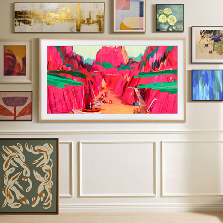 집 안 벽면에 액자들 가운데 삼성 라이프스타일 TV의 The Frame Pro가 걸려 있습니다. TV 화면에는 명화가 보입니다.