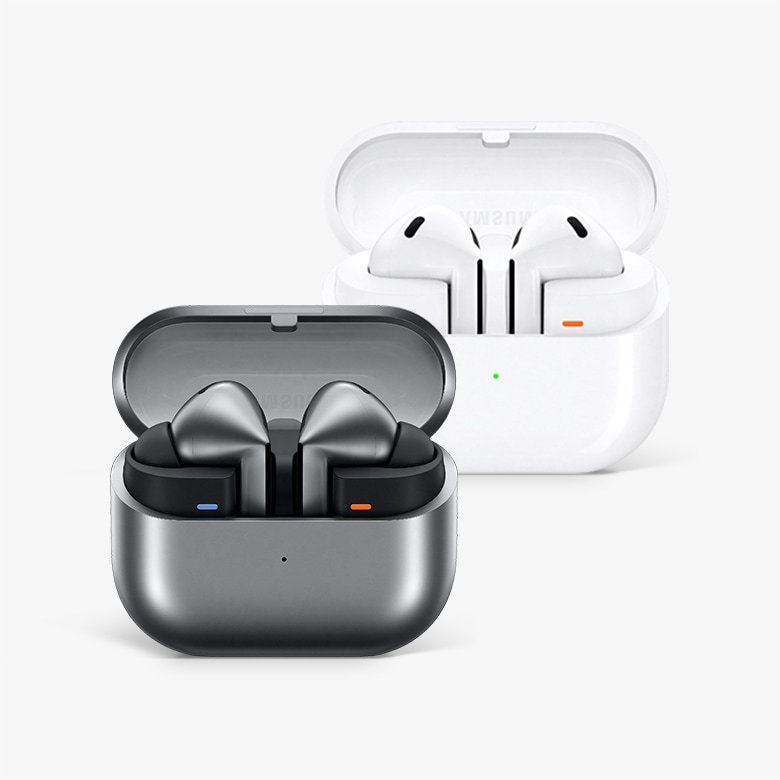 갤럭시 버즈 케이스 2개가 오픈 되어있고, 버즈 제품이 케이스 안에 있습니다.