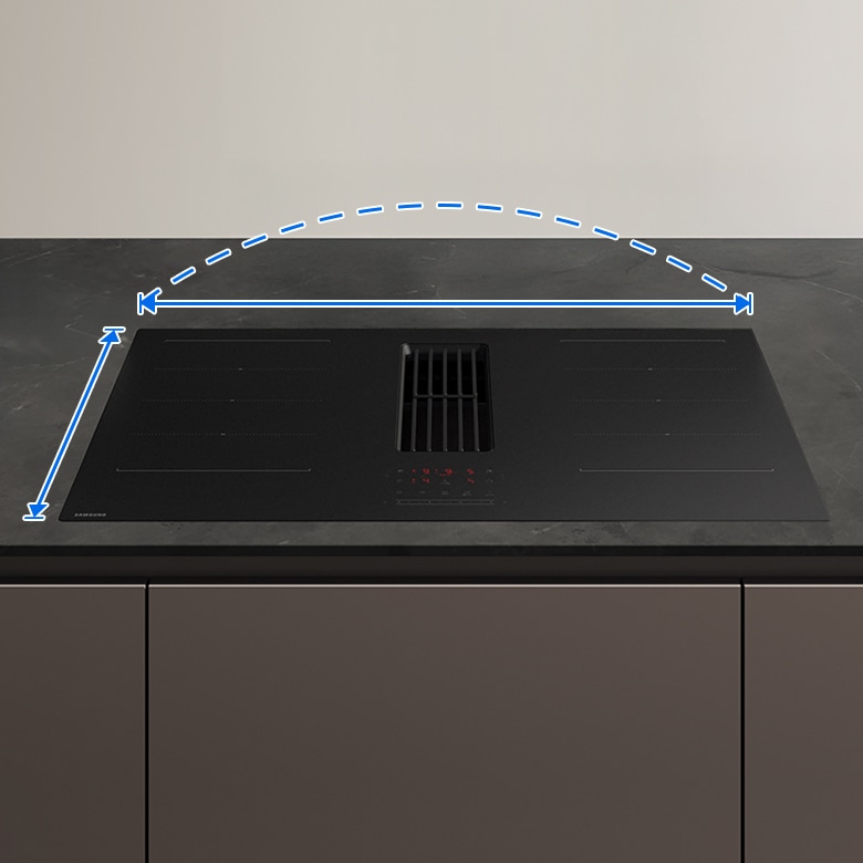애쉬블랙색 대리석 아일랜드 테이블에 검정색 후드일체형 인덕션이 설치되어 있고, 아래는 고동색 빌트인 장이 보임