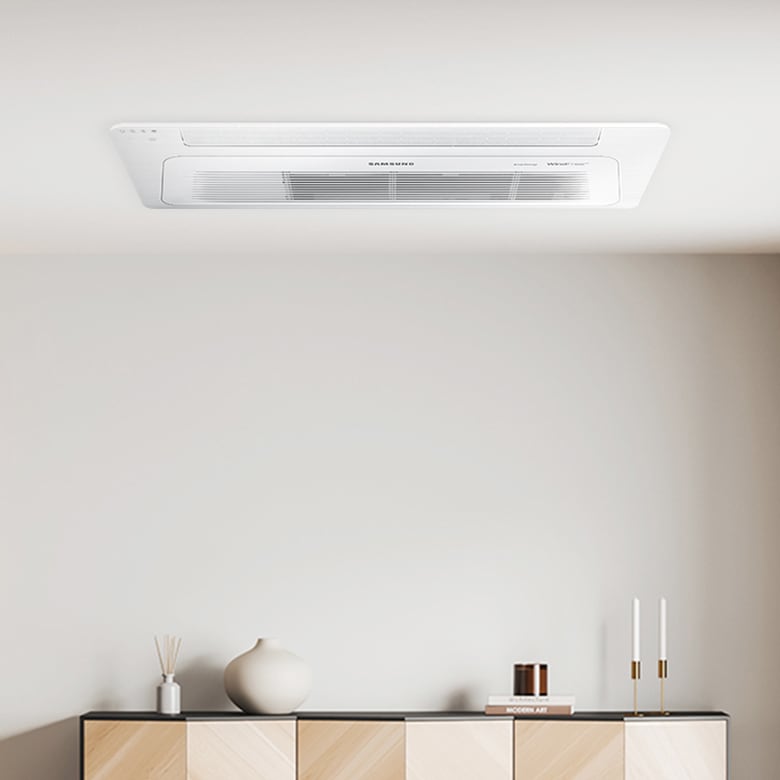 [시스템에어컨 FÁQ 배너로 우드톤의 거실에 장식장과 함께 천창에 시스템에어컨이 보여지고 있습니다.]