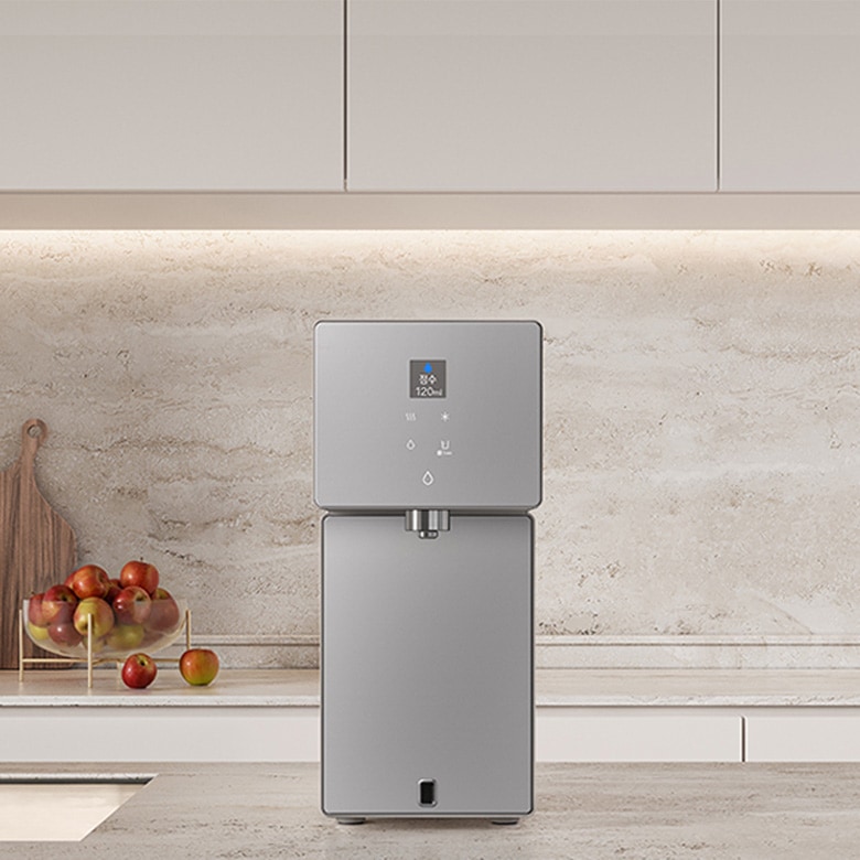 베이지톤 주방에 Bespoke 정수기 제품이 설치되어 있습니다.