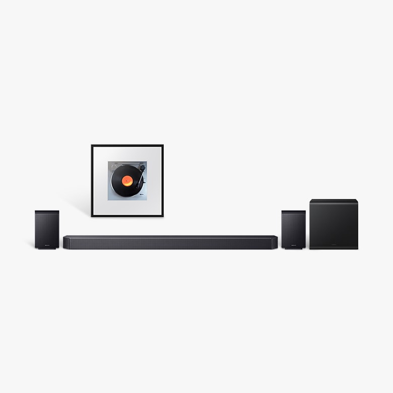 사운드바 본체와 좌우 위성 스피커, 우측 서브우퍼로 구성된 블랙 컬러 홈시어터 오디오 시스템 이미지