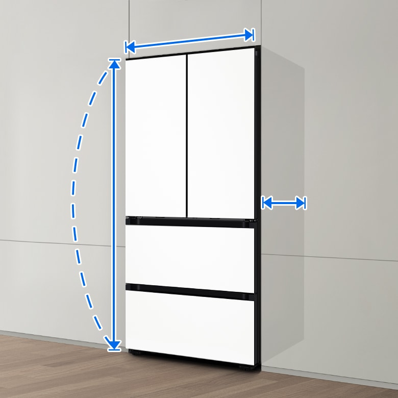 그레이 계열의 주방 냉장고 장 안에 Bespoke AI 김치플러스 4도어 키친핏 Max 제품이 설치되어 있습니다.