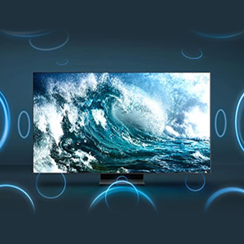 삼성 스마트 TV 화면 안에는 큰 파도가 치고 있고 TV 주변으로는 삼성만의 서라운드 사운드를 표현하는 원형 모양 그림이 보여집니다.