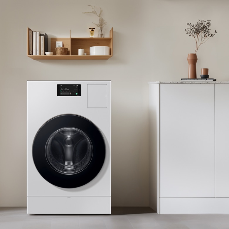 Bespoke AI 콤보가 벽면에 설치되어 있고, 우측으로 가구장이 있습니다.