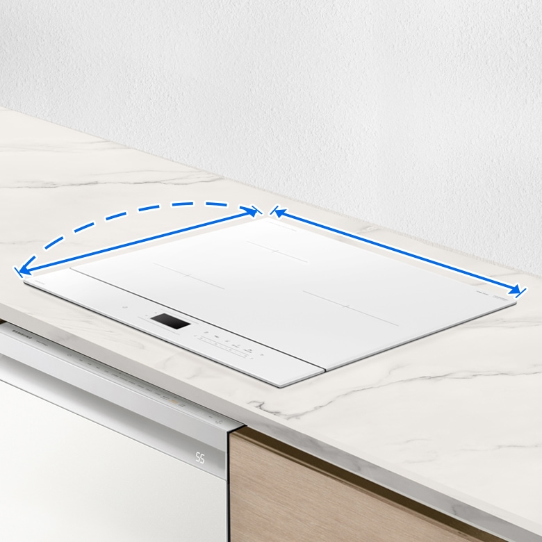 Bespoke 인덕션 글램 화이트 모델이 주방에 설치되어 있고 파란색 화살표로 표기되어 있습니다.