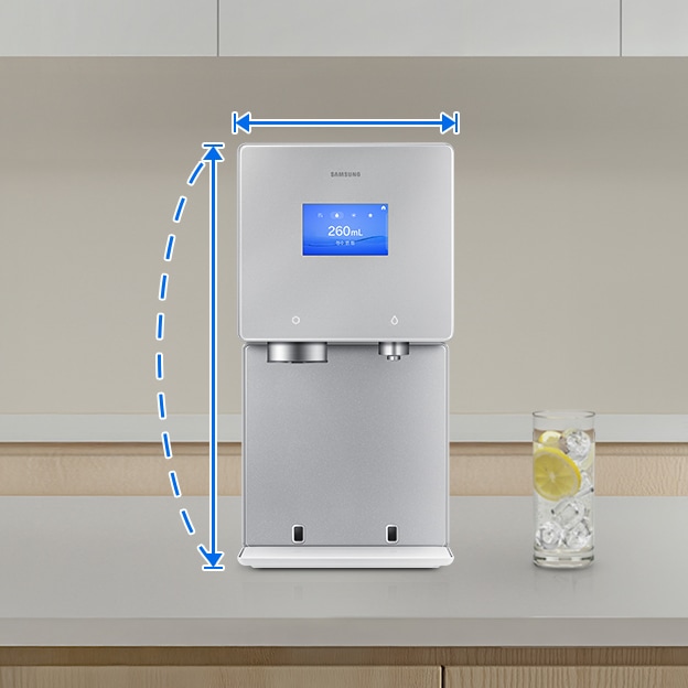 베이지톤 주방에 삼성전자 Bespoke AI 얼음정수기 제품이 설치되어 있습니다.