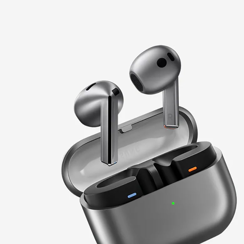 [갤럭시 버즈 케이스가 오픈 되어있고, 버즈 제품이 공중에 떠있는 듯이 연출되어 있습니다.]