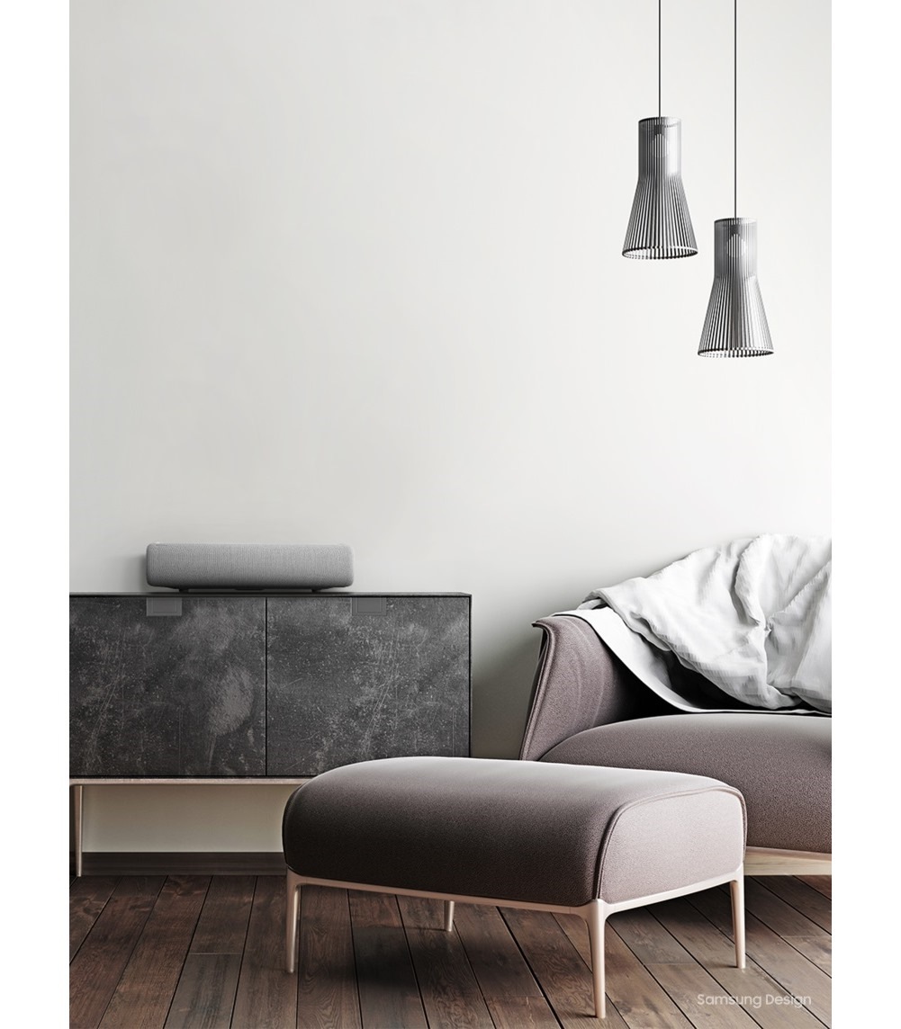 회색 배경 집에 더 프리미어가 놓여 있는 라이프 스타일 컷 