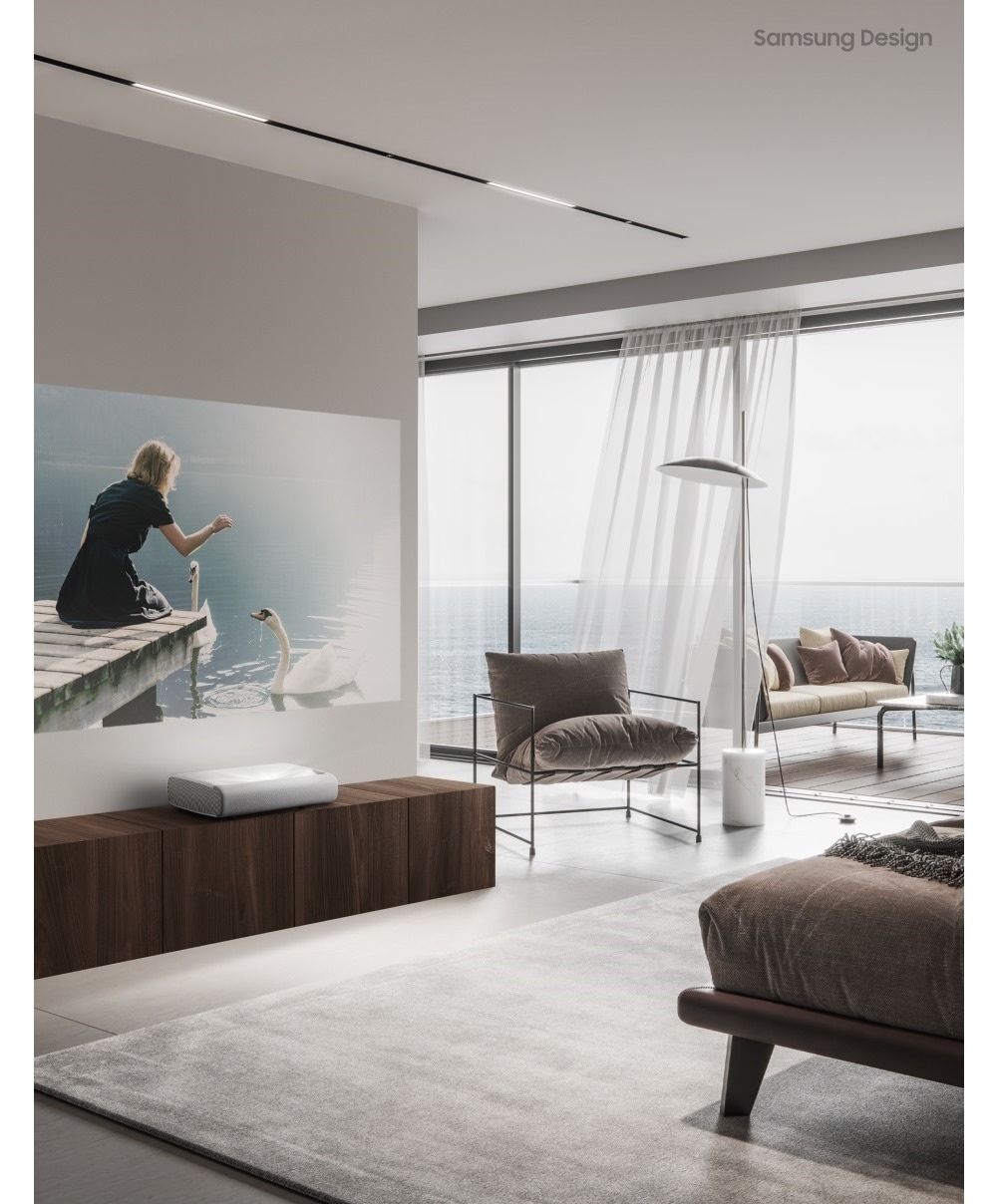 더 프리미어로 영상을 튼 거실의 모습