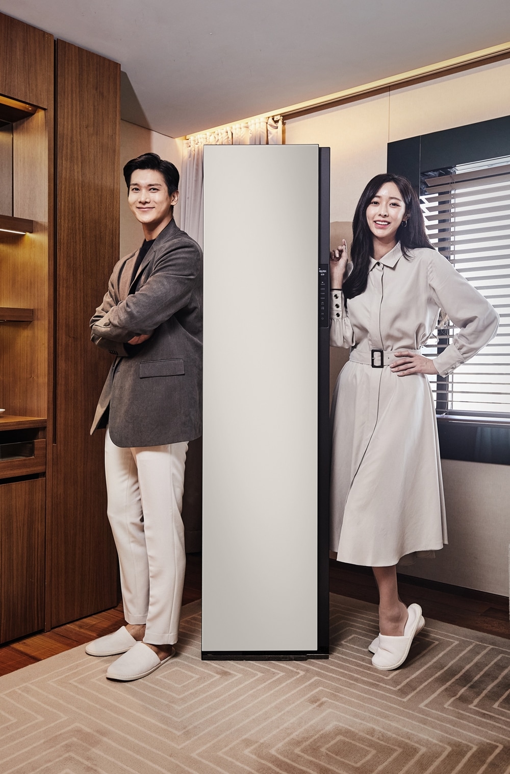 삼성전자 모델이 서울신라호텔에 마련된 ‘Experience room with 에어드레서’에서 차별화된 AI 의류청정 솔루션을 제공하는 맞춤 가전 '비스포크 에어드레서'를 소개하고 있다.