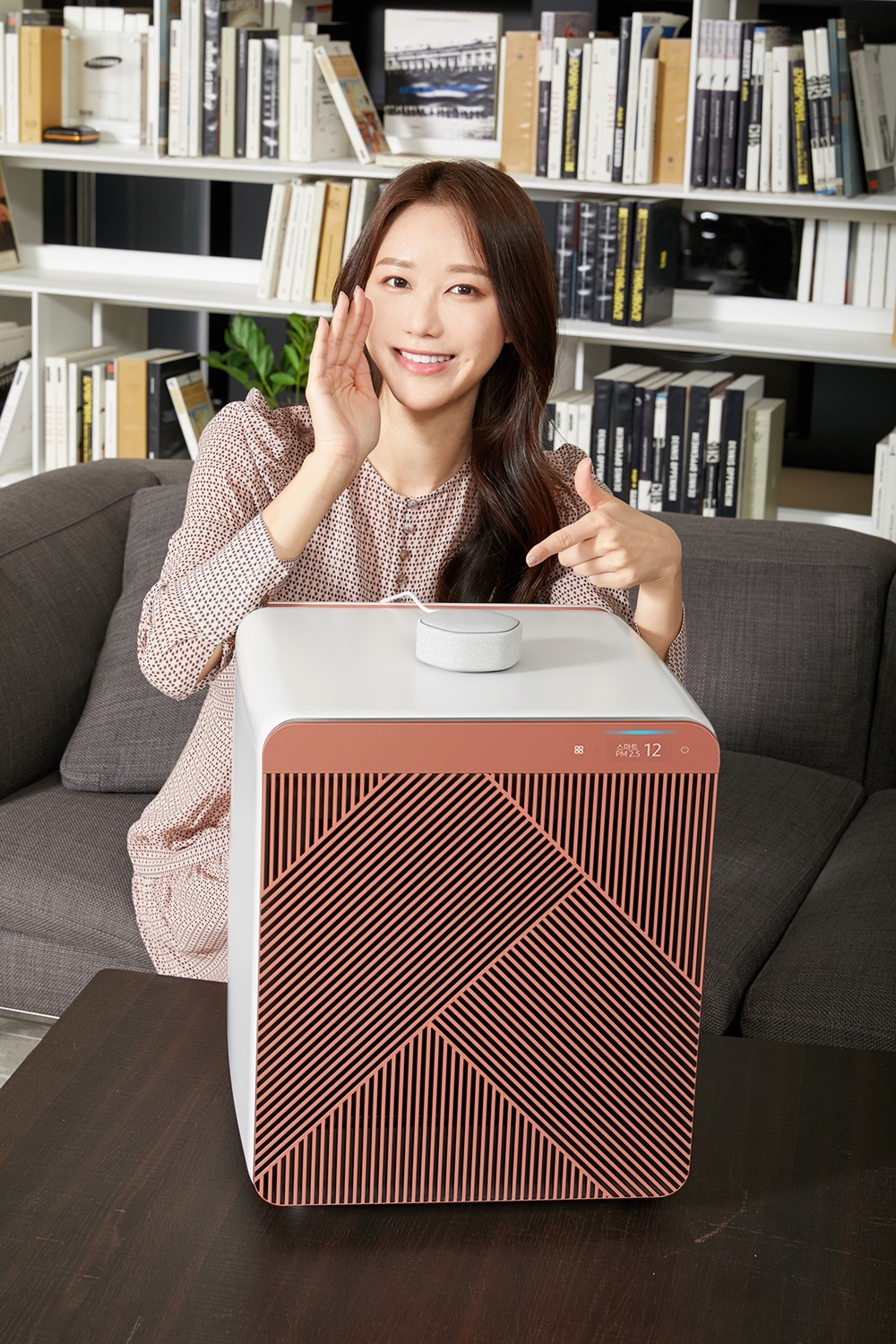 삼성전자 모델이 수원 삼성전자 디지털시티 프리미엄하우스에서 삼성 공기청정기 '비스포크 큐브 에어'와 카카오엔터프라이즈 스마트 스피커 '미니헥사'를 소개하고 있다.