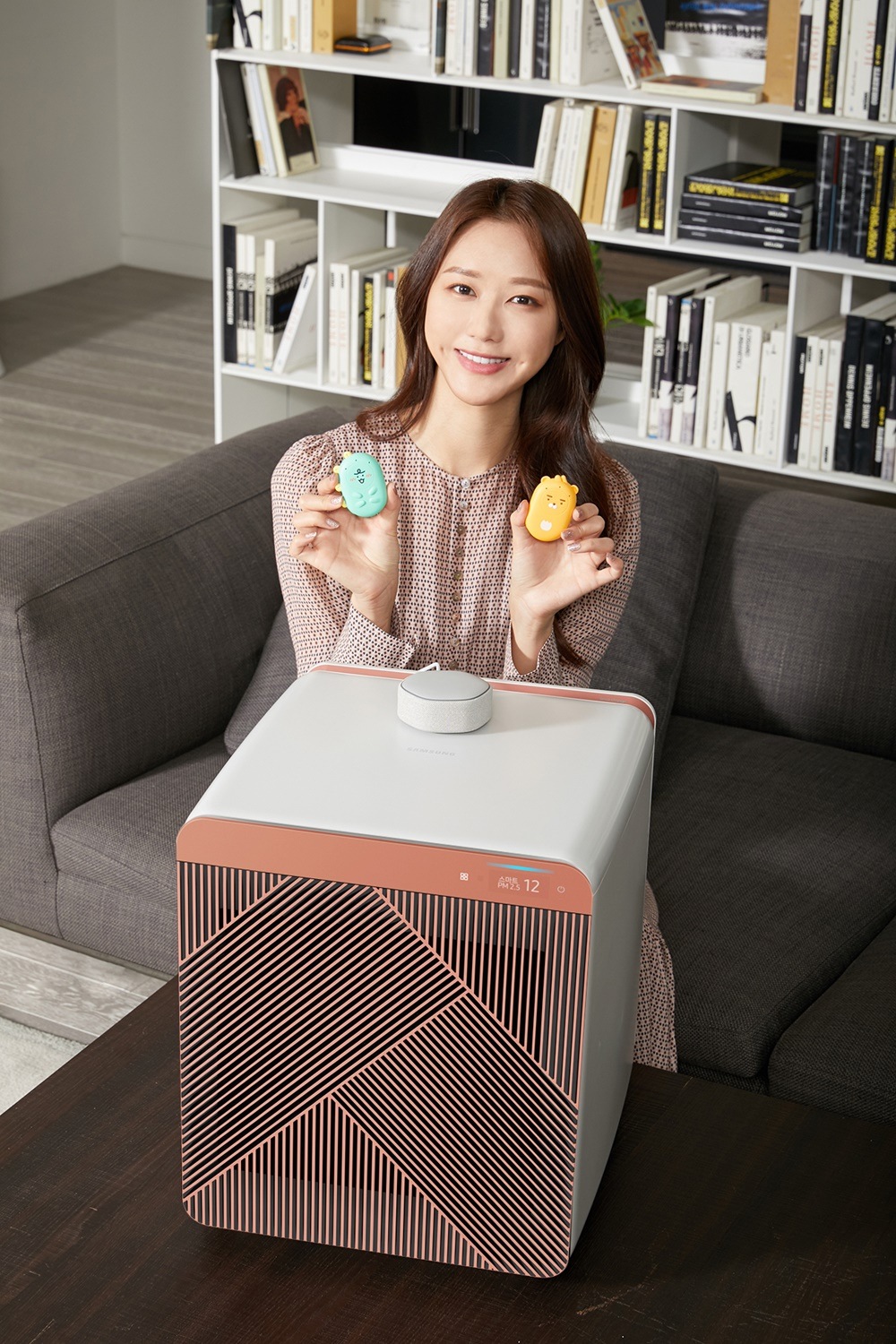 삼성전자 모델이 수원 삼성전자 디지털시티 프리미엄하우스에서 삼성 공기청정기 '비스포크 큐브 에어'와 카카오엔터프라이즈 스마트 스피커 '미니헥사', '미니링크' 를 소개하고 있다.