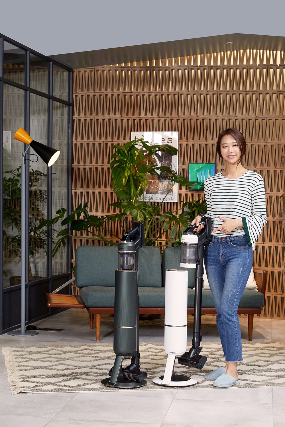 삼성전자 모델이 삼성디지털프라자 강남본점에서 ‘비스포크 제트’ 무선청소기 신제품을 소개하고 있다.