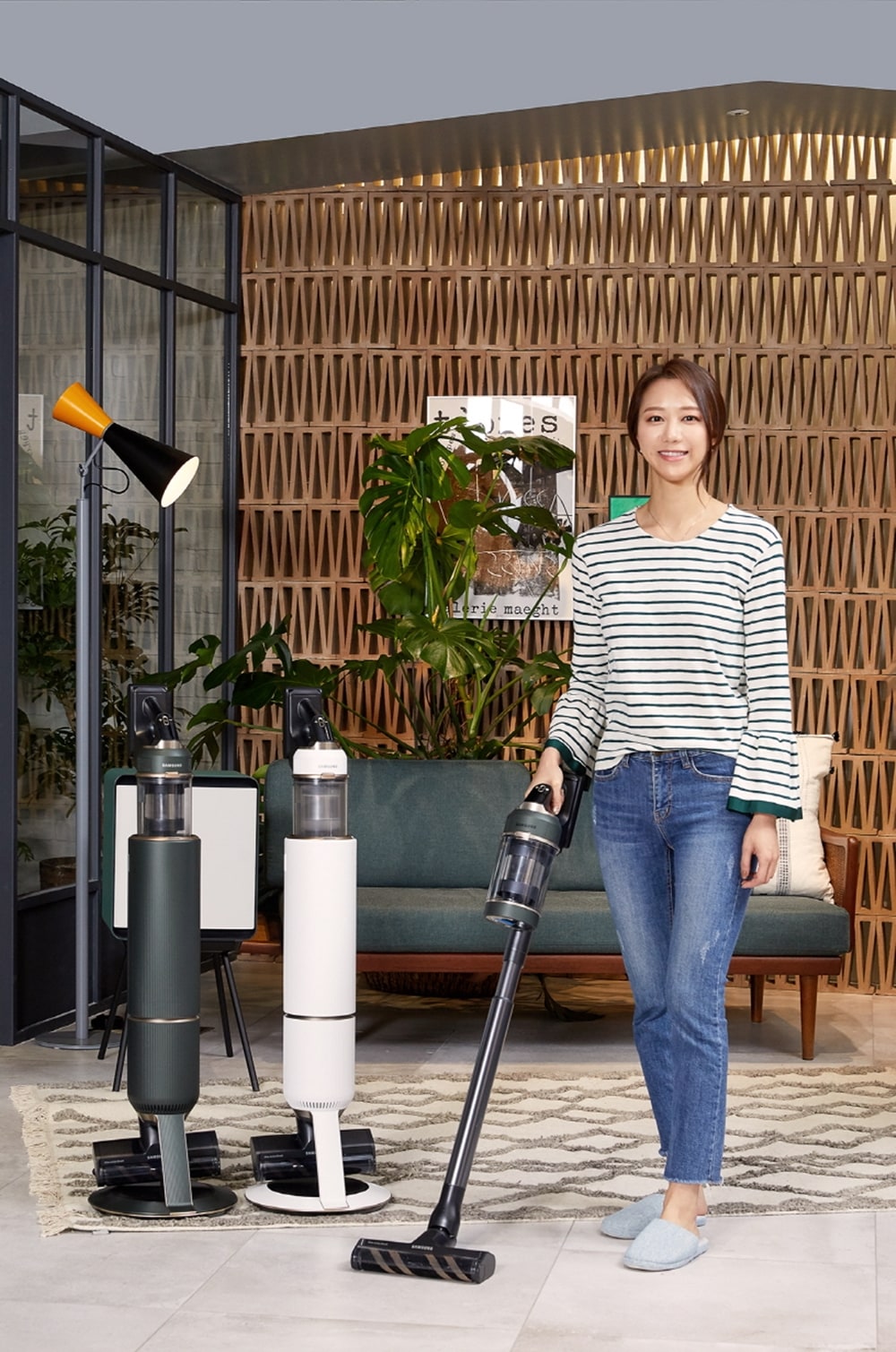 삼성전자 모델이 삼성디지털프라자 강남본점에서 ‘비스포크 제트’ 무선청소기 신제품을 소개하고 있다.