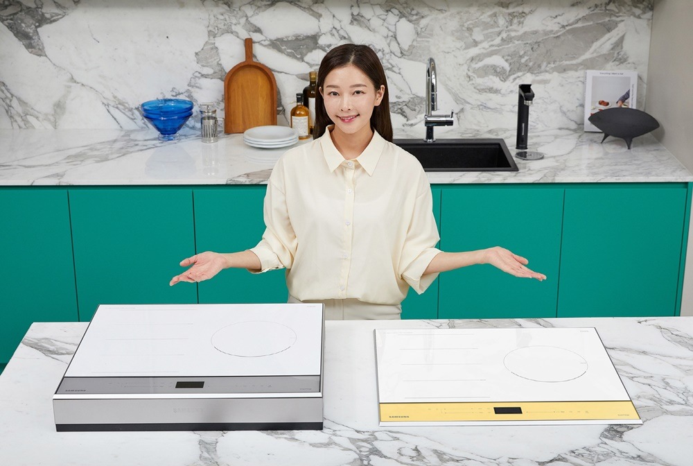 삼성전자 모델이 삼성디지털프라자 강남본점에서 4월 1일 출시하는 ‘삼성
    비스포크(BESPOKE) 인덕션’ 신제품을 소개하고 있다.