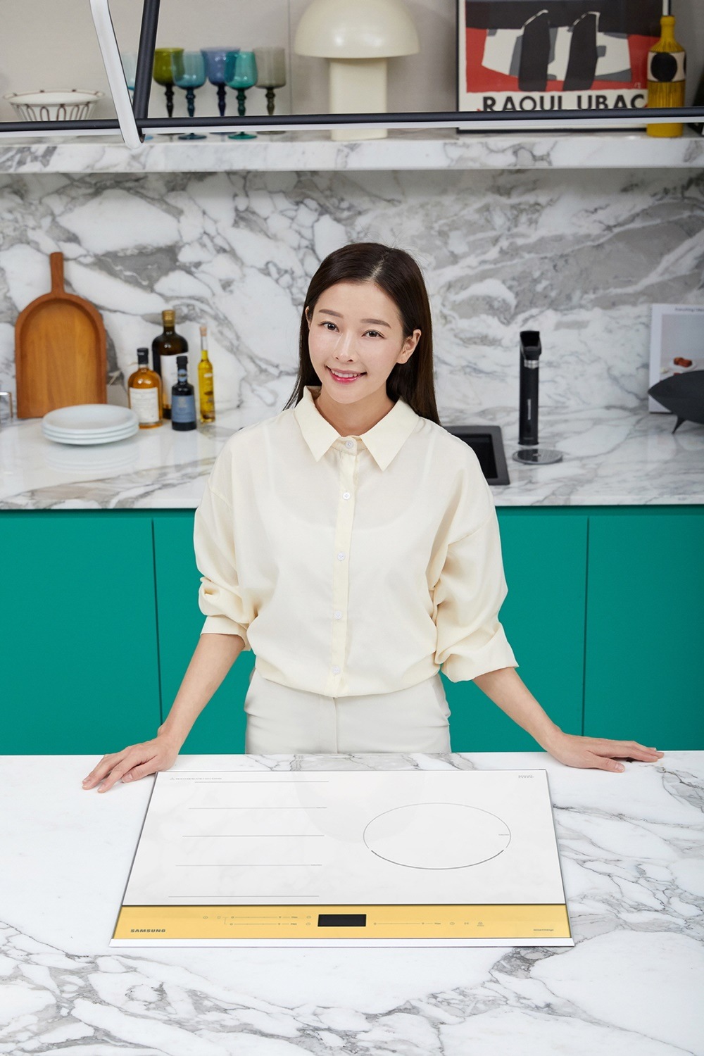 삼성전자 모델이 삼성디지털프라자 강남본점에서 4월 1일 출시하는 ‘삼성
    비스포크(BESPOKE) 인덕션’ 신제품을 소개하고 있다.