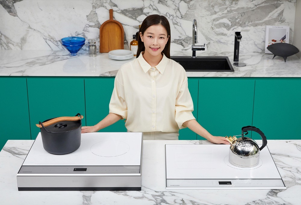 삼성전자 모델이 삼성디지털프라자 강남본점에서 4월 1일 출시하는 ‘삼성
    비스포크(BESPOKE) 인덕션’ 신제품을 소개하고 있다.