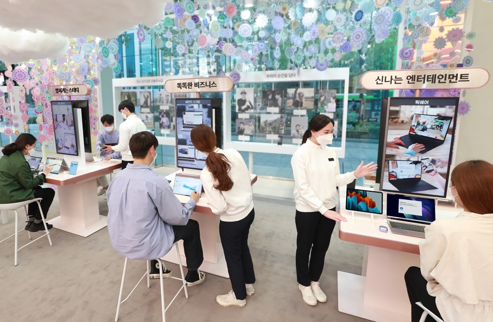 삼성 디지털프라자 삼성대치본점 ‘갤럭시 스튜디오’에서 소비자들이 스마트폰·태블릿·웨어러블 기기 등 다양한 갤럭시 기기와 쉽고 편리하게 연동되는 ‘갤럭시 북 프로’ 시리즈의 혁신적인 연결성을 체험하고 있는 모습