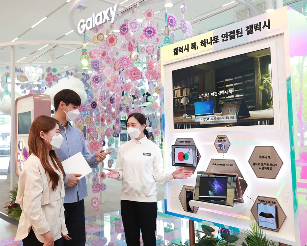삼성 디지털프라자 삼성대치본점 ‘갤럭시 스튜디오’에서 소비자들이 스마트폰·태블릿·웨어러블 기기 등 다양한 갤럭시 기기와 쉽고 편리하게 연동되는 ‘갤럭시 북 프로’ 시리즈의 혁신적인 연결성을 체험하고 있는 모습