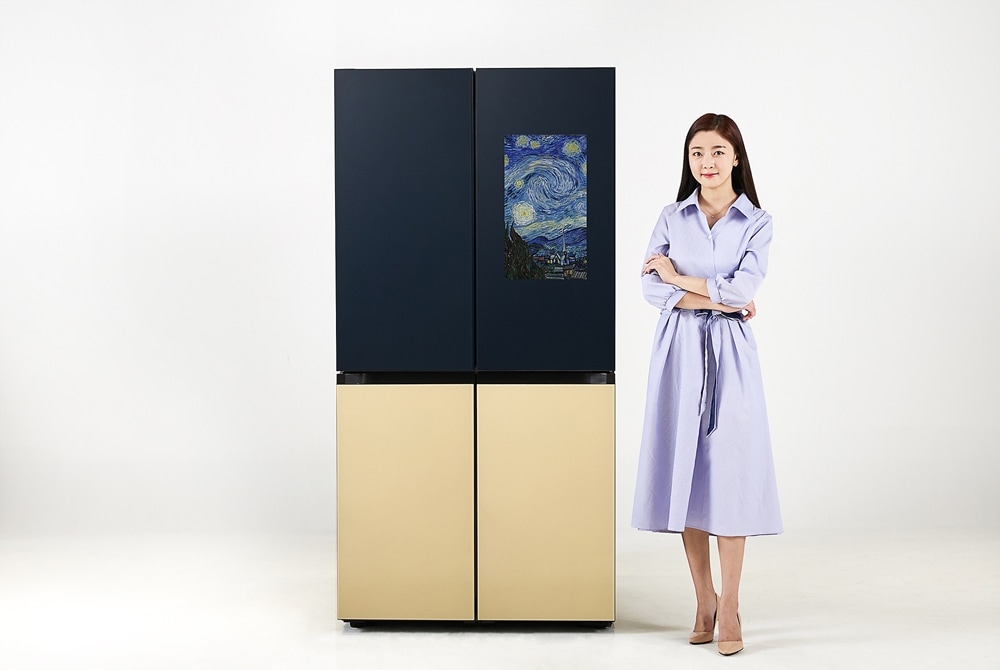 삼성전자 모델이 수원 삼성 디지털시티에서 신제품 ‘비스포크 냉장고 패밀리허브’를 소개하고 있다.