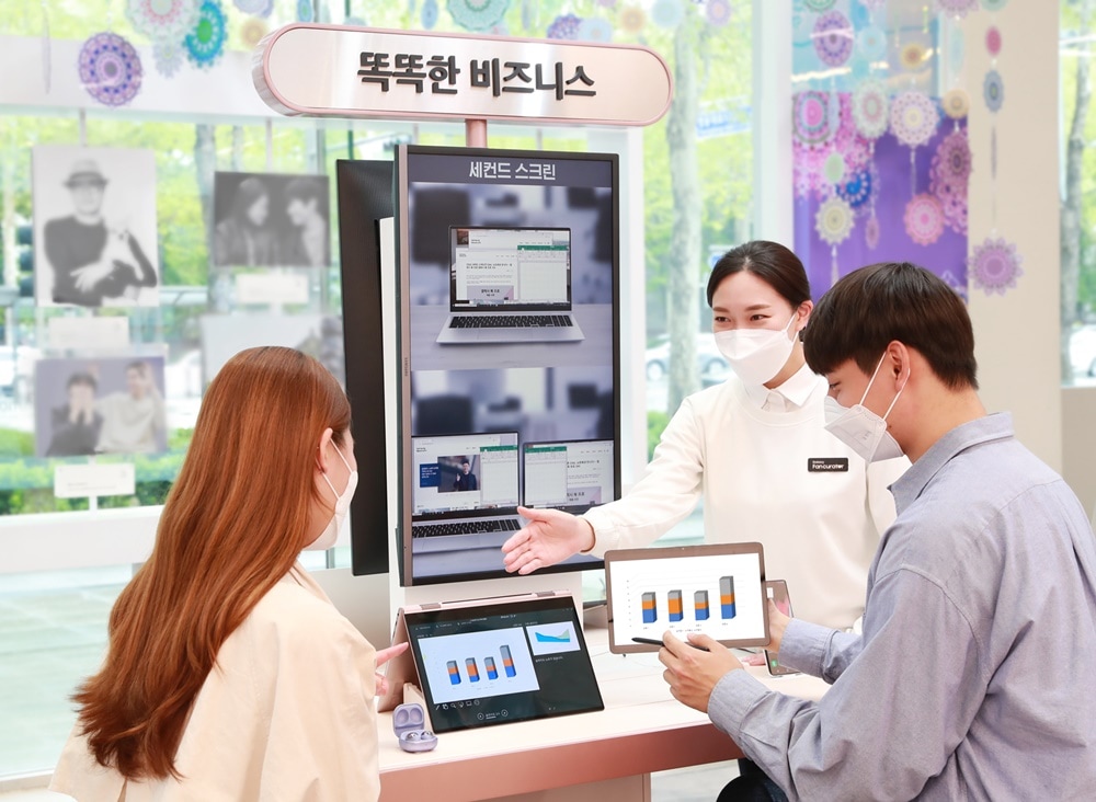삼성 디지털프라자 삼성대치본점 ‘갤럭시 스튜디오’에서 소비자들이 스마트폰·태블릿·웨어러블 기기 등 다양한 갤럭시 기기와 쉽고 편리하게 연동되는 ‘갤럭시 북 프로’ 시리즈의 혁신적인 연결성을 체험하고 있는 모습