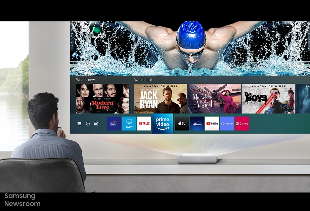 더 프리미어를 보는 남성