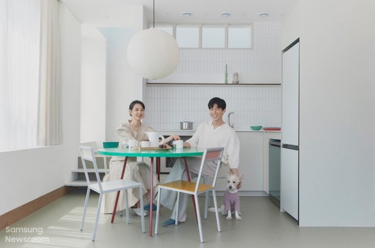 부부가 양양에 마련한 이곳의 이름은 셀로판_비(Cellophane_B). 빛이 어떻게 투과되느냐에 따라 다양한 모습과 색감을 전달하는 셀로판과 같이, 셀로판_비를 통해 휴식도 취하고 일상의 새로운 순간을 발견하길 바라는 마음이 담겨있다. 셀로판_비는 총 3개의 스테이 공간으로 구성되어 있으며 1층은 대관을 위한 스튜디오로 운영될 계획이다.