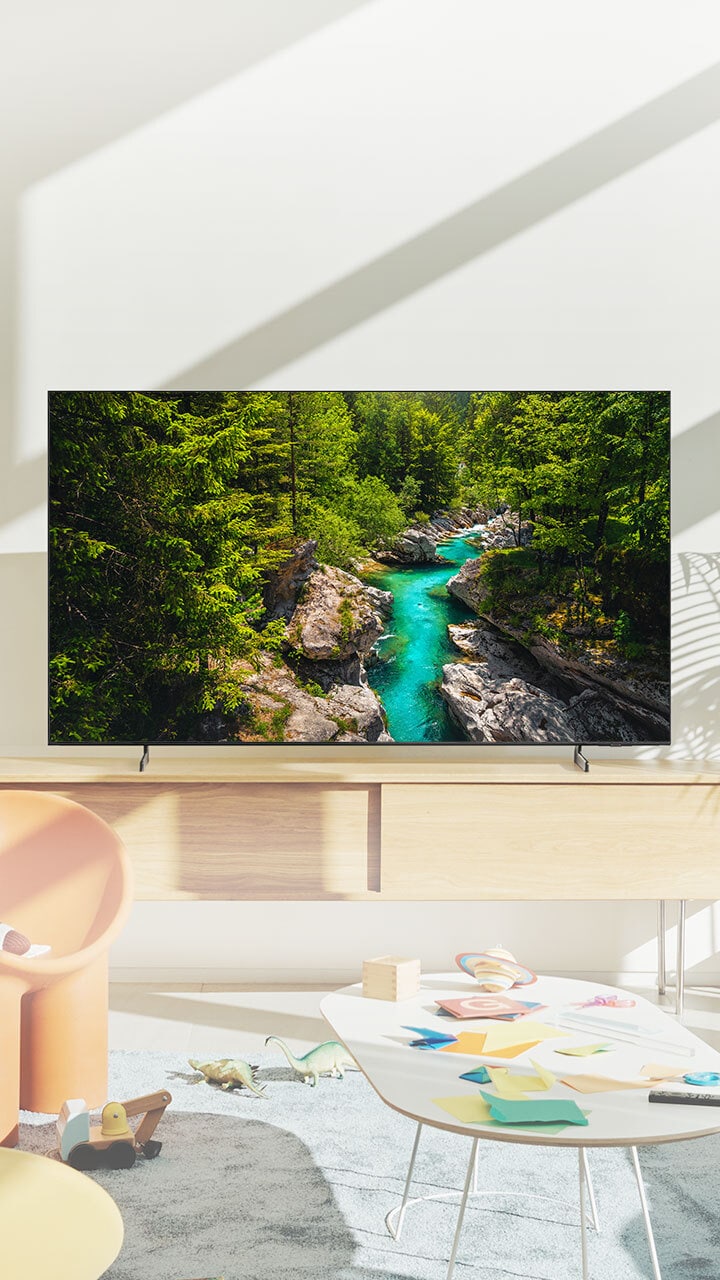 QLED 4K가 깔끔한 분위기의 거실 탁상에 올라가있는 라이프 스타일 컷