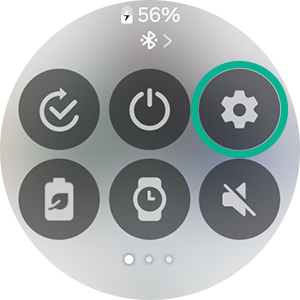 배터리 아이콘과 블루투스가 연결되어있는 갤럭시 워치 화면. 다양한 기능들 중 설정 아이콘이 표시되어 있다.