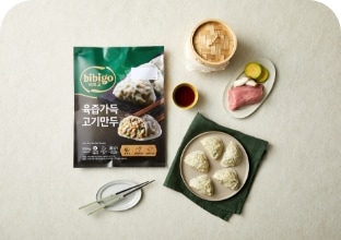 [비비고 교자 제품이 연출되어 있는 이미지]