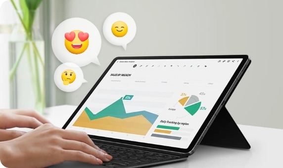 갤럭시 탭에 타이핑 하고 있는 모습의