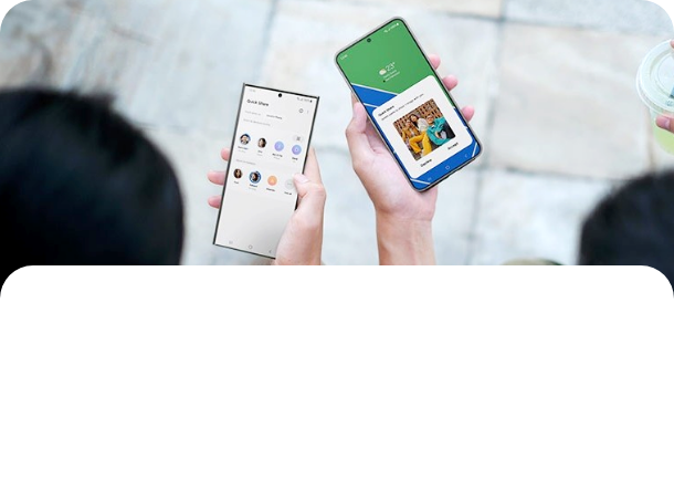 핸드폰 화면을 보면서 걷고 있는 사람의 모습을 위에서 찍은 이미지, 핸드폰 화면이 보이는 이미지