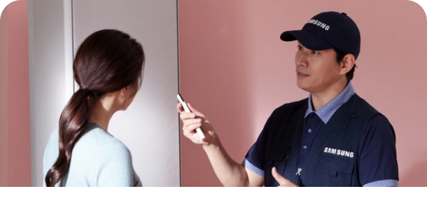 설치기사와 상담하는 여성