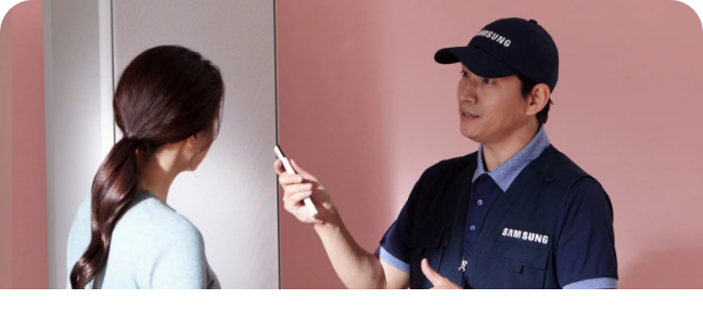 설치기사와 상담하는 여성