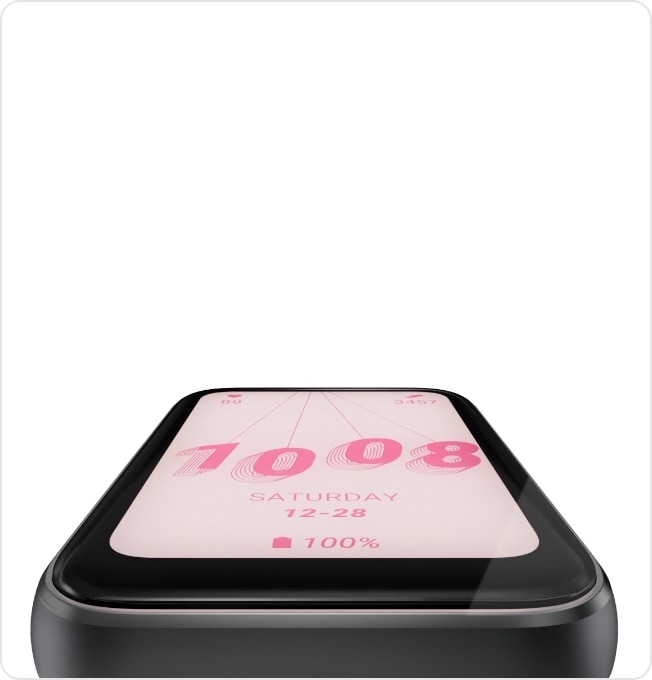갤럭시 핏3 핑크 골드 본체를 측면 한쪽과 정면 디스플레이가 크게 보이도록 아래쪽 각도에서 클로즈업. 화면에는 핑크색으로 날짜와 요일이 적혀있는