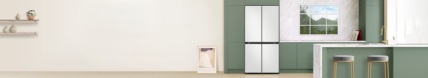 주방에 BESPOKE 냉장고가 정면으로 배치되어 있고, 냉장고 우측으로는 산 배경이 보이는 창문이 있는