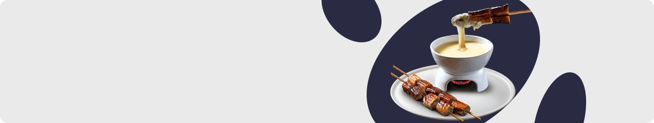 [ÁÍ 음식 이미지, 흰 도자기 접시 위에 장어 꼬치 2개, 치즈가 담긴 퐁듀 식기, 치즈를 찍어 올린 장어 꼬치 1개]