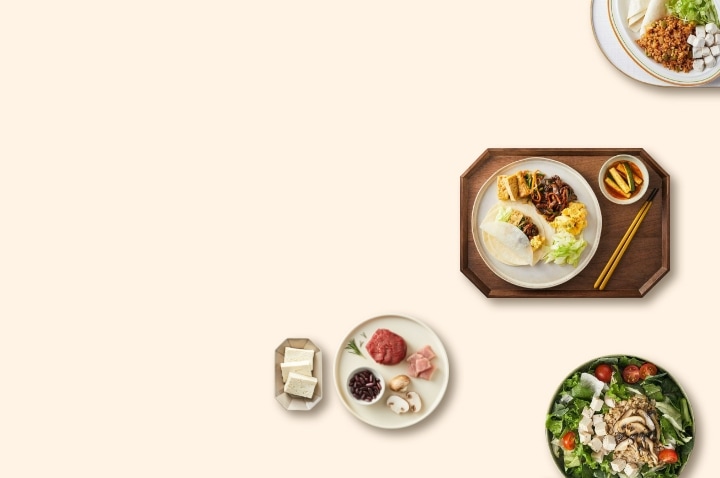두부와 고기가 담긴 접시, 두부와 쌈채소를 싸서 먹는 전병 식단, 채소와 토마토가 담긴 샐러드 보울