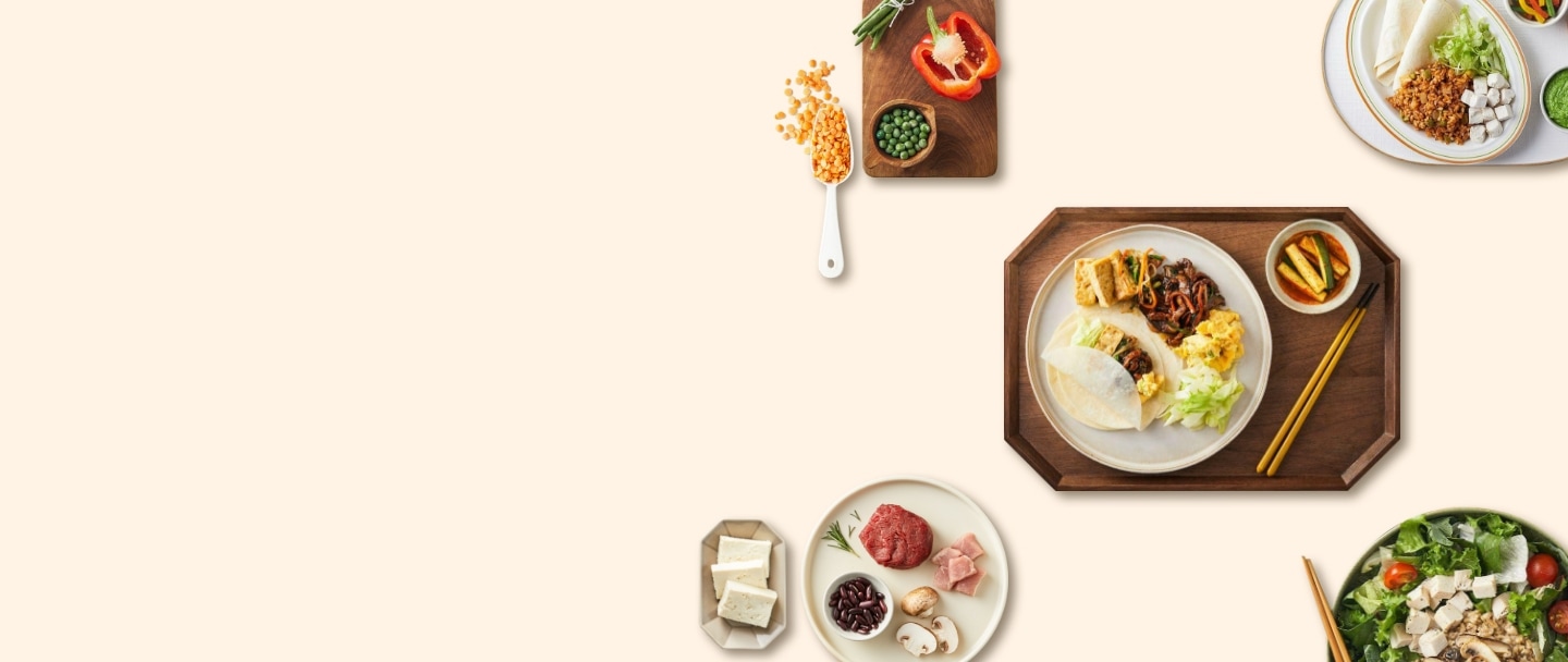 두부와 고기가 담긴 접시, 두부와 쌈채소를 싸서 먹는 전병 식단, 채소와 토마토가 담긴 샐러드 보울