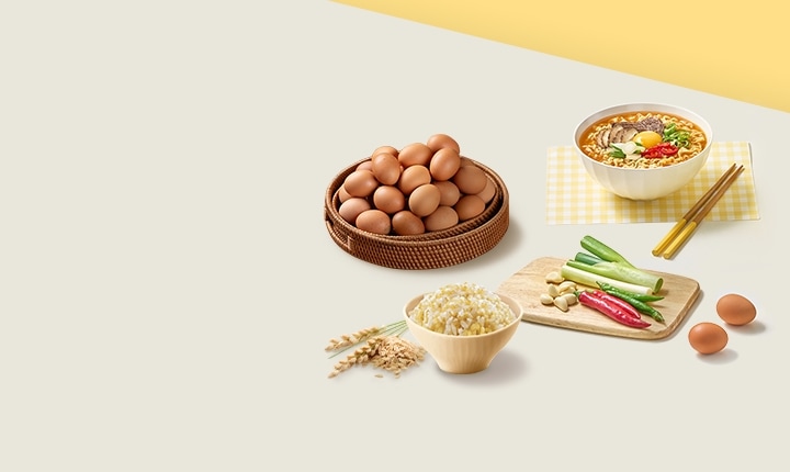계란이 쌓여있는 바구니, 계란 두 알, 라면그릇과 젓가락, 발아현미밥, 도마 위의 대파와 고추, 마늘,