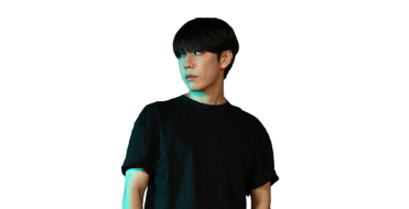 검은색 반팔을 입고 왼쪽을 바라보는 남성